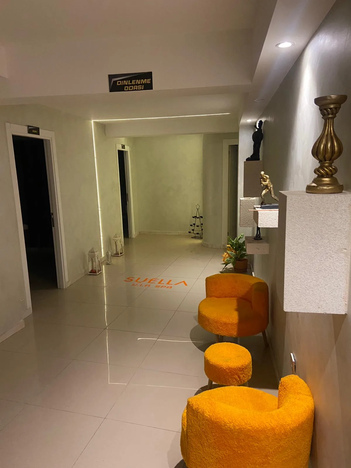 X PLUS spa Uşak dinlenme odası girişi ve koridor, modern aydınlatma ile huzurlu spa atmosferi