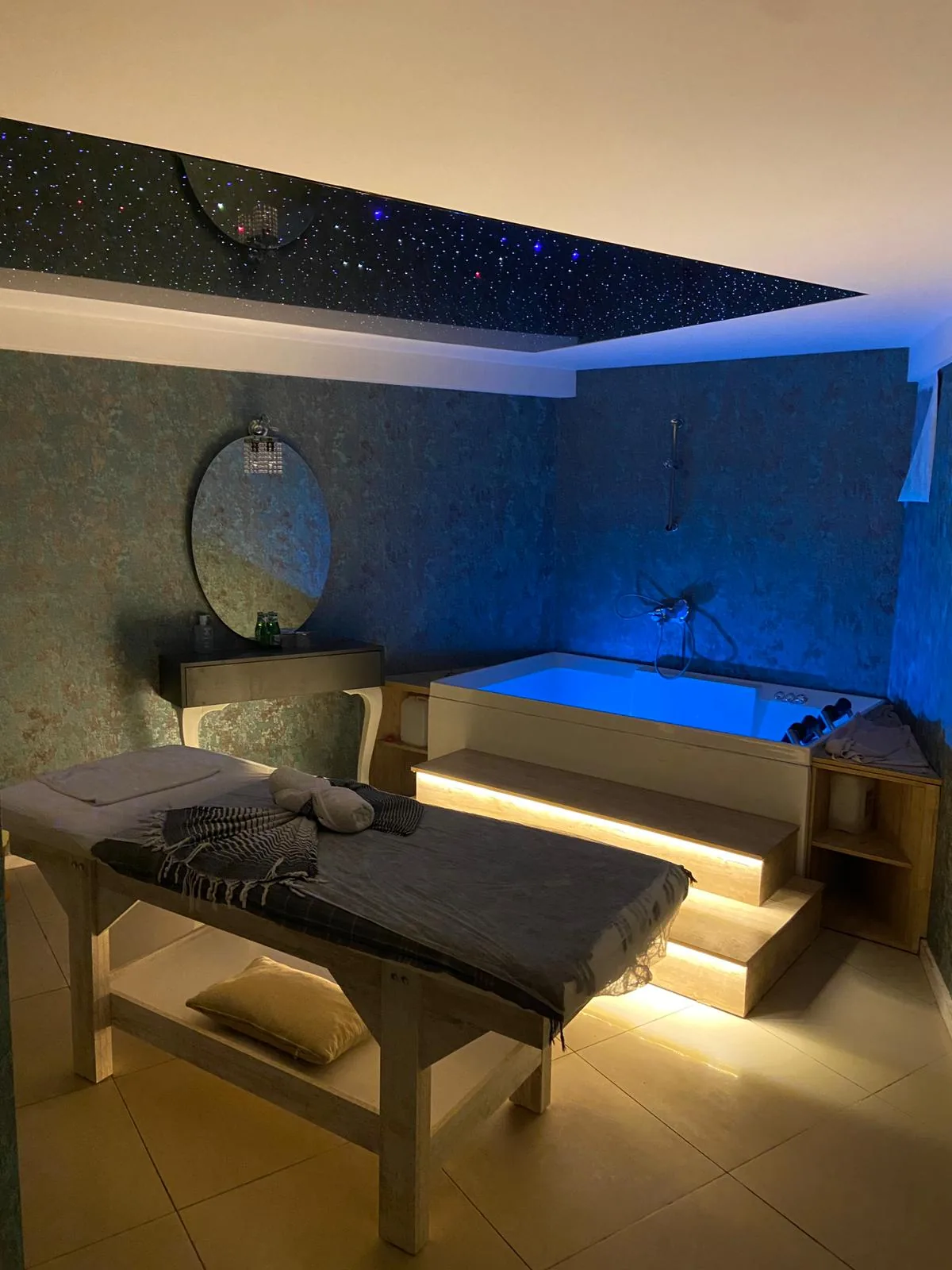 X PLUS spa Uşak VIP jakuzili masaj kabini, yıldız tavan aydınlatması ve özel ışıklandırma ile lüks atmosfer